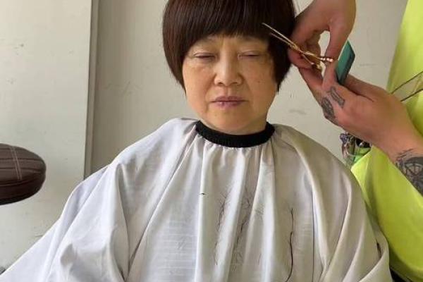 50岁女人梦见自己头发剪了 50岁女人梦见自己头发剪了